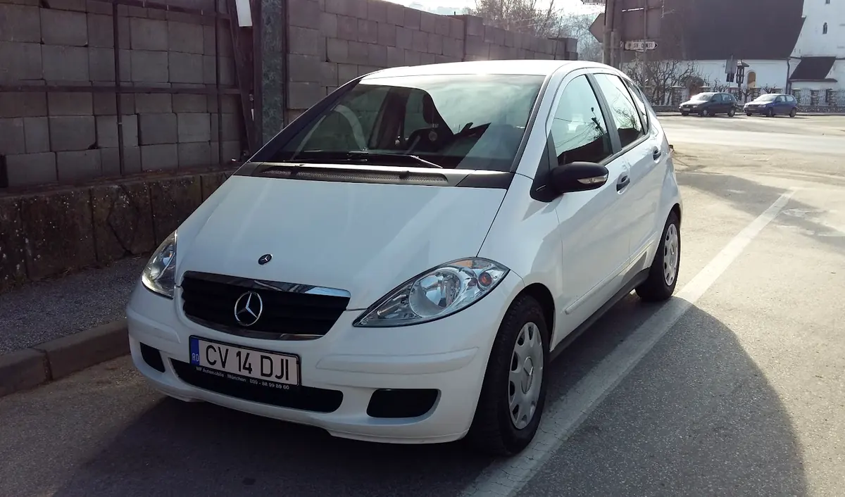 Mercedes-Benz Clasa A albă din flota ArtStyle, parcată în Sighișoara