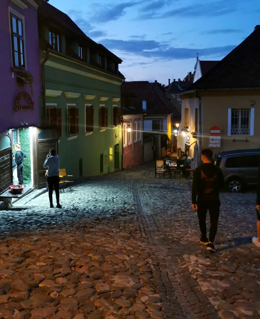 Seara pe o stradă pietruită din Cetatea Sighișoara